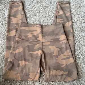 Align high-rise pant with inseam of 28”! Size 4